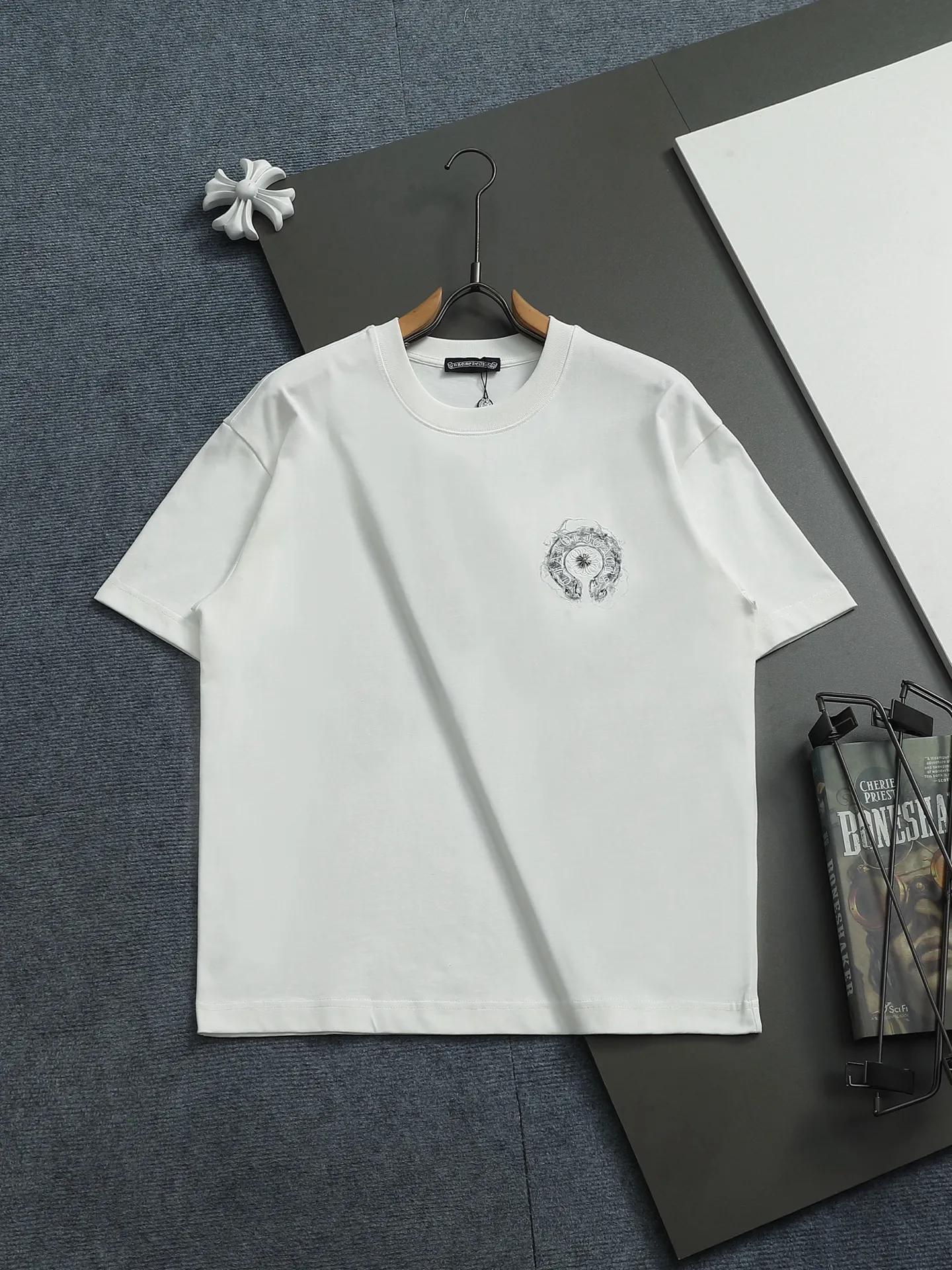 P170 Chrome hearts ch Crow heart horseshoe cross hardware short-sleeved T-shirts Advanced tie-dye technology Large version Loose and stylish difference Low version slim and long version with upper body and pulled hips 100% commitment: top quality, not fast food The highest version on the market Top quality, 320 grams 26 custom-dyed double yarn cotton, same style for men and women, complete with three standards. Color: Black White Size S M L XL